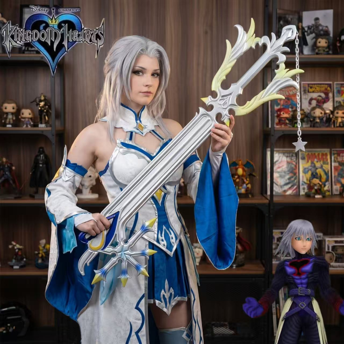 Keyblade Cosplay Prop - 88cm実物大キングダムハーツ木製キーブレードシルバーブルーイエロー手彫りプロップスターペンダント完全に無刃ゲームコスプレ武器デスクトップコレクタブルディスプレイホリデーファンギフト